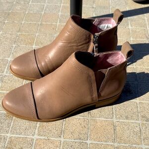 TOMS // low ankle boots // 7.5